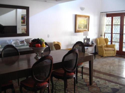 Casa do Sergio في ريو دي جانيرو: غرفة معيشة مع طاولة طعام وكراسي