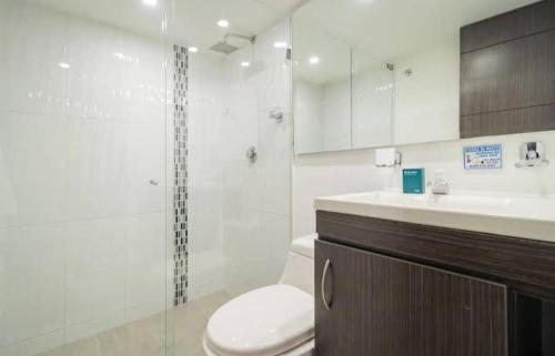 un bagno con wc, doccia e lavandino di Serenity by noa hotels a Bogotá