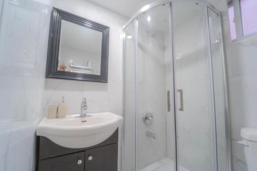 Koupelna v ubytování Scarborough 2BR Private Suite, Wifi, Steps to Bus