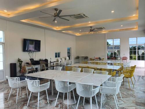 a large dining room with tables and chairs at Nordika Hill in Pak Chong
