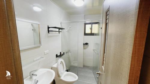 馬公市にあるYanyun Fengfan Affordable and High-Quality B&Bのトイレと洗面台を備えた白いバスルーム