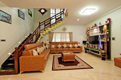 Ruang duduk di Hoovinamane Homestay - 5BH, Full Villa, Home Food, Estate