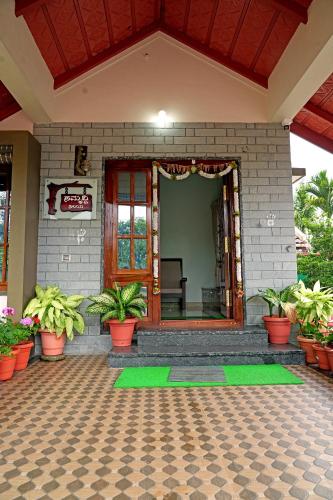 Muka bangunan atau pintu masuk Hoovinamane Homestay - 5BH, Full Villa, Home Food, Estate