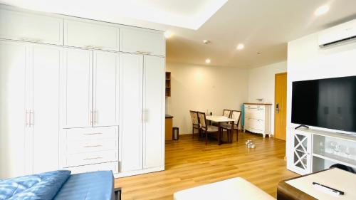 un salon avec un canapé et une table dans l'établissement GRAND HYCHARMS serviced STUDIO, à Quy Nhơn