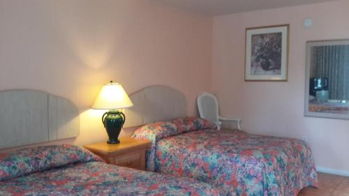 Postel nebo postele na pokoji v ubytování Conty's Motel