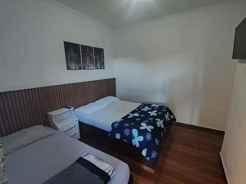 Una cama o camas en una habitación de Pousada e Hotel Mendes