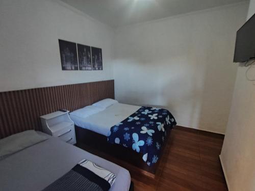 Una cama o camas en una habitación de Pousada e Hotel Mendes
