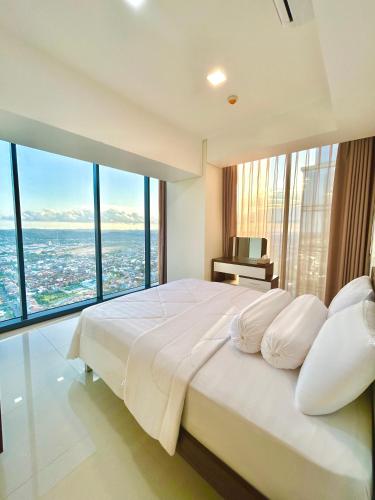 巴淡岛中心53rd Floor, 2 BR, Netflix, Apt with view by SKY的卧室设有一张大白色的床和大窗户