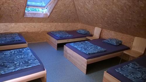 Ένα ή περισσότερα κρεβάτια σε δωμάτιο στο Viesumāja Kuncīši Murjāņos