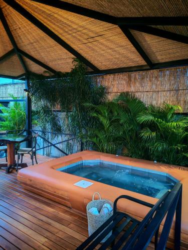 Bazén v ubytování Serenity Gardens Villa con Jacuzi nebo v jeho okolí