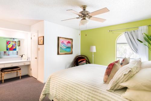 1 dormitorio con paredes verdes y 1 cama con ventilador de techo en Zilker Museum Home w King Bed, Patio Grill- Extended Stays Welcome, en Austin