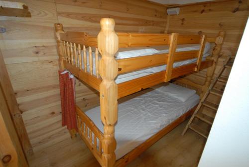 2 stapelbedden in een blokhut bij Piolet Panoramic Apartments in Breuil-Cervinia