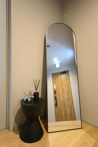 a mirror sitting on the floor in a room at 61 Fuji Petel UN -アン- in Fujikawaguchiko