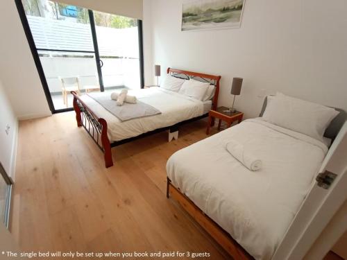 Ένα ή περισσότερα κρεβάτια σε δωμάτιο στο Cozy one bedroom APT with car parking - 5 mins Train, Shops