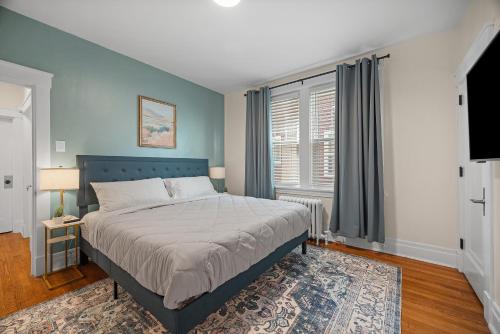 a bedroom with a bed and a tv in it at Modern 1 Bdr Apt King bed Sleeps4 in Pittsburgh