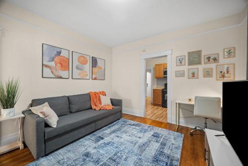 a living room with a gray couch and a blue rug at Modern 1 Bdr Apt King bed Sleeps4 in Pittsburgh