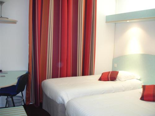 Katil atau katil-katil dalam bilik di Agape Hotel Niort- Bessines