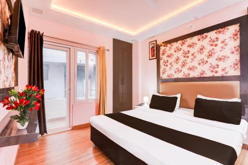Cama o camas de una habitación en Super Hotel O BBD Lucknow Formerly 7th Heaven