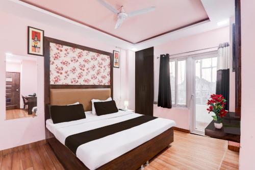 Un dormitorio con una cama grande en una habitación. en Super Hotel O BBD Lucknow Formerly 7th Heaven, en Lucknow