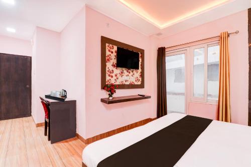 Cama o camas de una habitación en Super Hotel O BBD Lucknow Formerly 7th Heaven