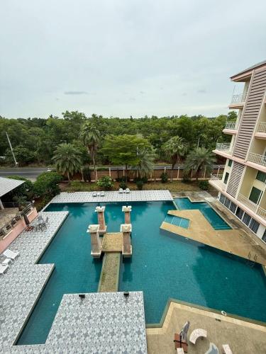 an overhead view of a swimming pool at a hotel at ซิลเวอร์วู้ด รีสอร์ท in Ban Phai Bo Pla Lai