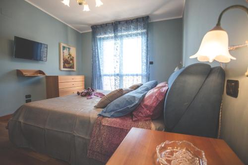 1 dormitorio con cama, mesa y ventana en Villa Malù, en Citta' Sant'Angelo