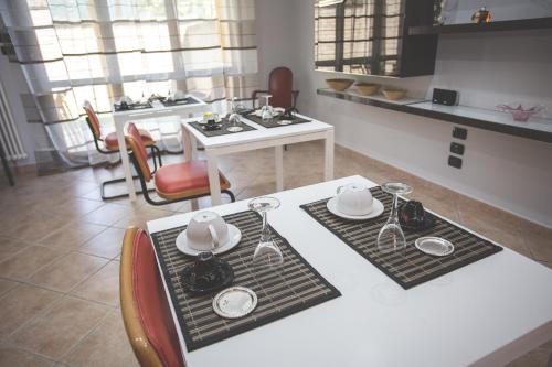 eine Küche mit einem Tisch mit Tellern und Gläsern darauf in der Unterkunft Villa Malù Città Sant Angelo camere confortevoli e parcheggio gratuito in Città Sant'Angelo