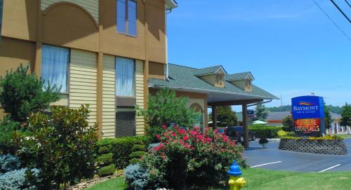 a hotel with a sign in front of a building at Baymont by Wyndham Sevierville Pigeon Forge in Sevierville