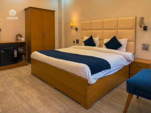 Cama o camas de una habitación en ECHOS Hotel Rishikesh
