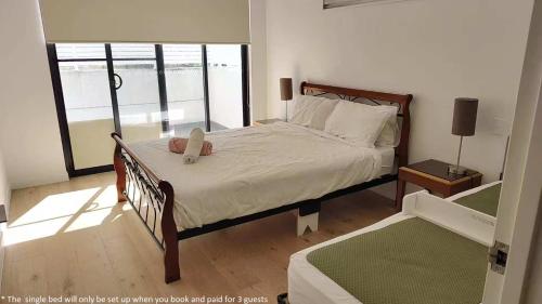 Una cama o camas en una habitación de Premium location one bedroom APT with secure car parking - 5 mins Train, Shops