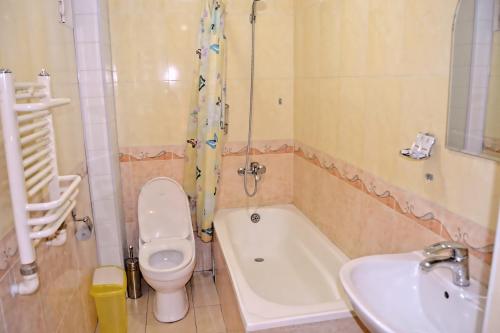 ein Badezimmer mit einem WC, einer Badewanne und einem Waschbecken in der Unterkunft Boutique Old City in Buxoro