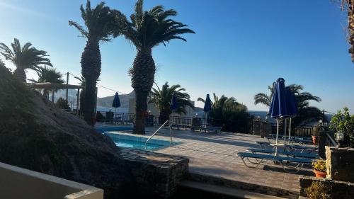 SellíaにあるSouda Bay Apartmentsのヤシの木とスイミングプールのあるリゾート