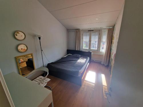 Postel nebo postele na pokoji v ubytování Cosy home in Segeltorp