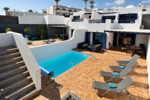 un'immagine di una casa con piscina di Lanza Coloradas 20, heated pool a Playa Blanca