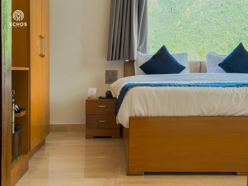 Cama o camas de una habitación en ECHOS Hotel Rishikesh