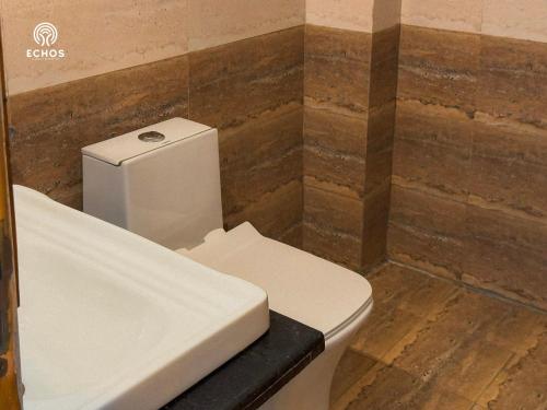 Un baño de ECHOS Hotel Rishikesh