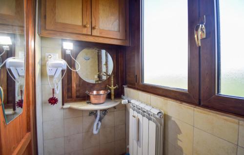 a bathroom with a sink and a mirror on the wall at Stunning Apartment In Monteleone Sabino With Wifi in Monteleone Sabino