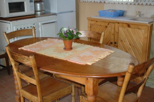 a wooden table with a potted plant on top of it at La Motte B&B in Bethlehem