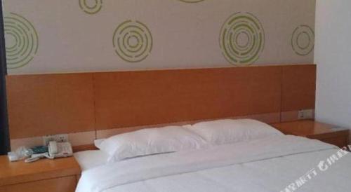 Ένα ή περισσότερα κρεβάτια σε δωμάτιο στο GreenTree Inn Anqing Yuexixian Wenquan Branch