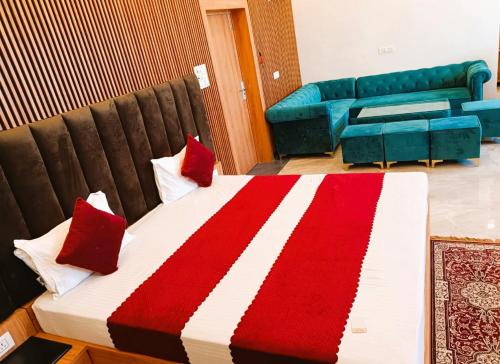 Katil atau katil-katil dalam bilik di Hotel Grand Mau-Rya And Restaurant In Siwan