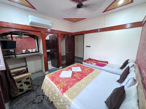 Hotel Satkar Jaisalmerにあるベッド