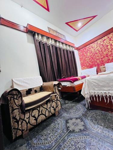 Hotel Satkar Jaisalmerにあるベッド