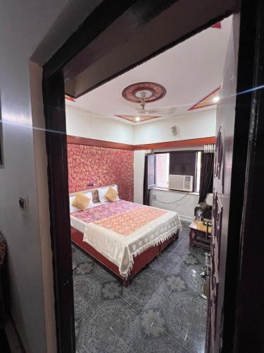 Hotel Satkar Jaisalmerにあるベッド