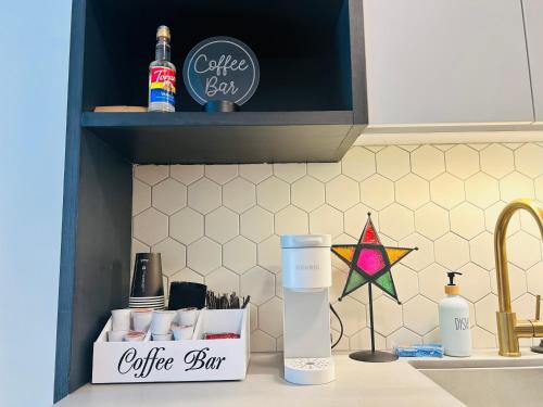 ロサンゼルスにあるChic Hollywood Dream Large Studioのキッチンカウンター(コーヒーバー付)