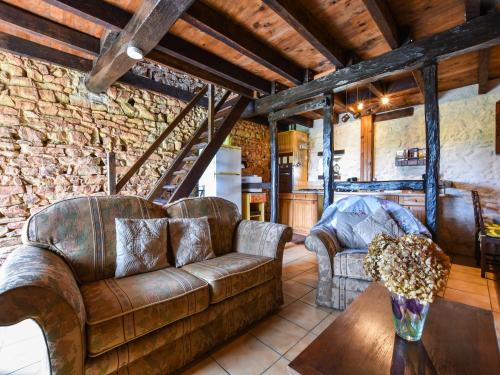 Fotografie z fotogalerie ubytování Holiday Home in Teilhet near Chateau Rocher v destinaci Teilhet