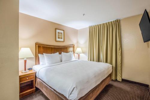 Ένα ή περισσότερα κρεβάτια σε δωμάτιο στο MainStay Suites Port Saint Joe South