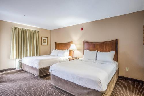 Ένα ή περισσότερα κρεβάτια σε δωμάτιο στο MainStay Suites Port Saint Joe South