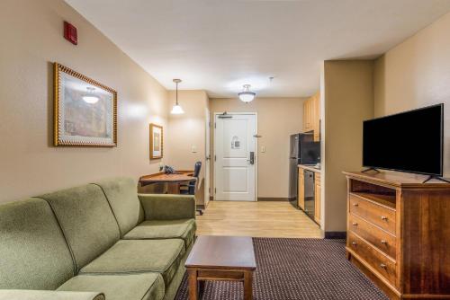 Μια τηλεόραση ή/και κέντρο ψυχαγωγίας στο MainStay Suites Port Saint Joe South