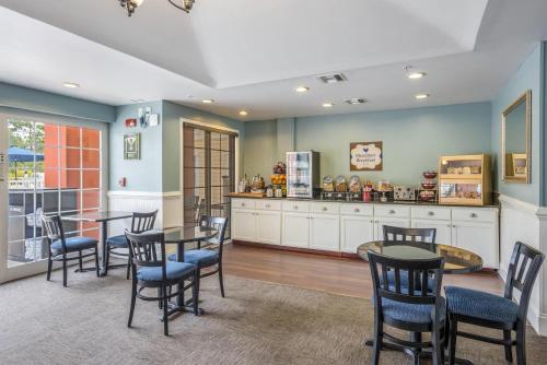 Η κουζίνα ή μικρή κουζίνα στο MainStay Suites Port Saint Joe South