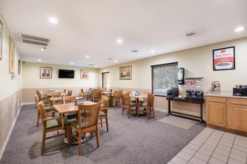 a dining room with tables and chairs in a restaurant at Econo Lodge Inn & Suites Knoxville East in Knoxville